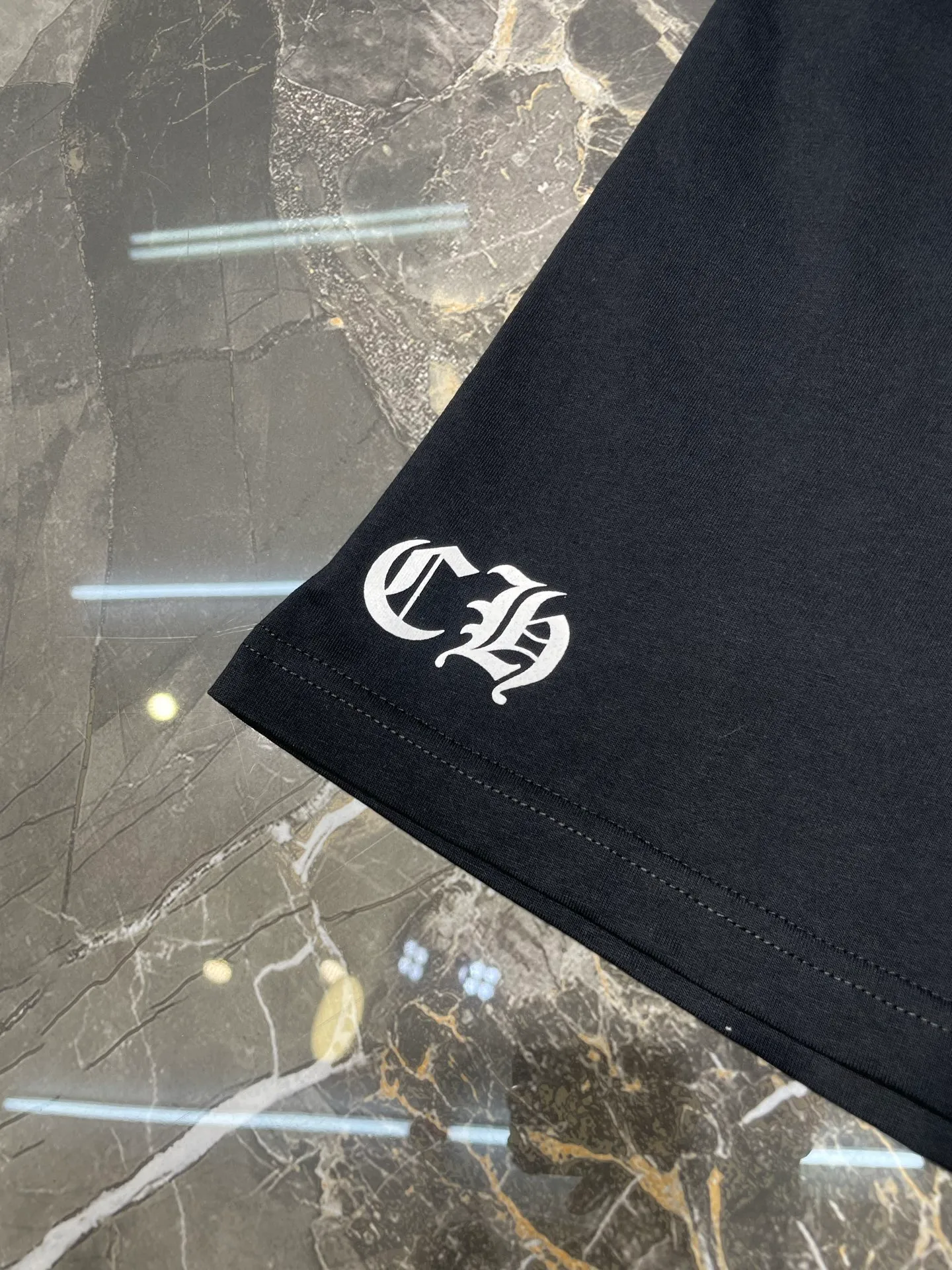 P250 Chrome Hearts 🌟[Top Original] Fabric: Cotton Material Description: The fabric is made of 26-woven 240-gram cotton material. Printing is very important. The ink used in the original version is beyond the standard printing. Generally, printing factories have no ability to restore it. After running to many factories, the final efforts paid off. The overall wiring is straight and delicate, the fabric is comfortable and soft, and the color is consistent without color difference. Can be matched with the same style to create a fashionable look, to suit various occasions, customized accessories, complete with three standards, same style for men and women size: s m l